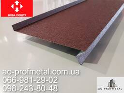 Отлив коричневого цвета с полкой шириной 100 мм.