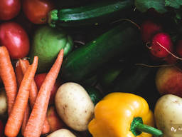 Овощи и фрукты (огурец, редис, картошка) оптом от производит