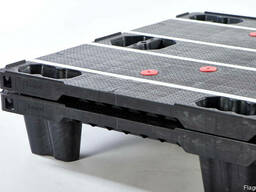 Паллета пластиковая перфорированная со скидами