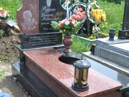 Пам'ятник з базальту, граніту.