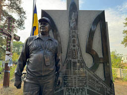 Пам'ятник загиблого льотчика, виготовлення надгробків та скульптур для загиблих військових