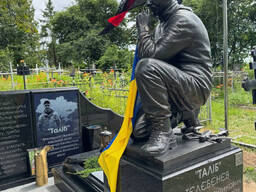 Пам’ятники військовим під замовлення створення меморіалів Героям України