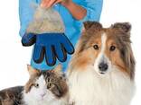 Перчатка для вычесывания шерсти кошек и собак True Touch. ..