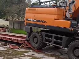 Перевозка тралом колёсного экскаватора Doosan DX210WA APT-Logistic