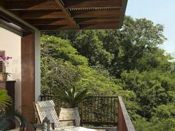 Пергола деревянная над балконом