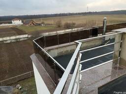 Перила из нержавейки со стеклом для лестниц и балконов