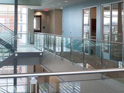 Перила ограждения поручни из нержавеющей стали и стекла для лестниц офисов в Киеве