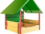 Песочница-домик с лавочками крышей и защитным забором - фото 3