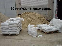Песок в мешках и насыпом.