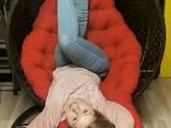 Плетене підвісне крісло кокон зі штучного ротанга з підставкою для ніг - фото 3