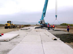 Монтаж дорожных плит. Строительство временных дорог.