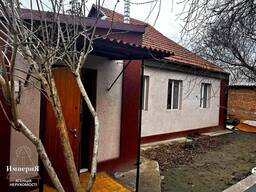 Полдома со всеми коммуникациями. Косметический ремонт.