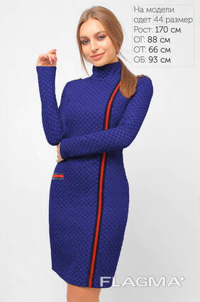 Приталенное платье из ангоры спортивного кроя с бархатной отделкой, стойкой и длинным. ..