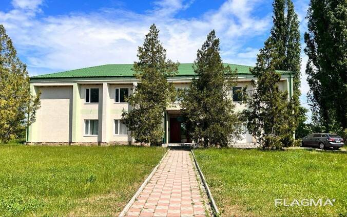 Здається в оренду 2-поверхова будівля з власною територією