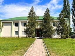 Здається в оренду 2-поверхова будівля з власною територією