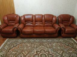 Продам кожаный диван с двумя креслами. БУ.