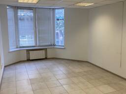 Продаж офісу в центрі, з орендарями. Червона лінія, 2 входа. Вікна на червону лінію.