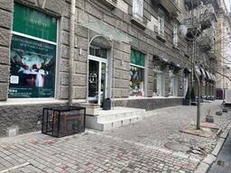 Продажа фасадного помещения с арендаторами