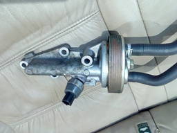Радиатор масляный Nissan 21300-8H700 21300-8H70A