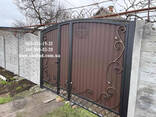 Розпашні ворота з профлиста та бетонним парканом - фото 2