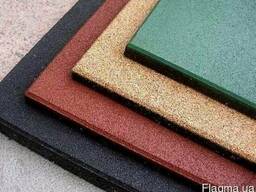 Резиновая плитка из прессованной резиновой крошки.