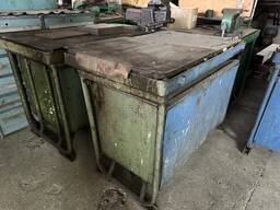 Робочий слюсарний стіл промислового типу