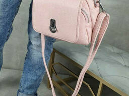 Розовая компактная сумка