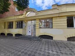 Сдам в аренду отдельностоящее здание в центре со своим двором. 363 кв.