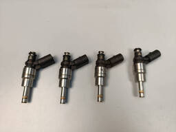 Skoda Octavia A5 2.0 FSI Топливная форсунка 06F906036