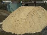 Строительный песок с доставкой. Карьерный песок. Доставка сыпучих строительных материалов - фото 1