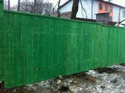 Забор деревянный для стройки окрашенный.