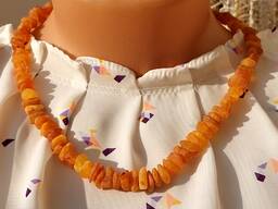 Світле намисто з натурального необробленого бурштину, лечебный янтарь