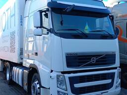 Тягач та напівпричіп-рефрежиратор з гаками