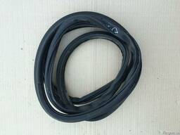 Уплотнитель двери задней левой 7L0839911D на Volkswagen Toua