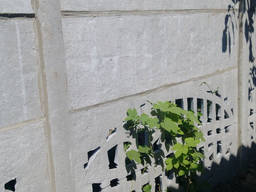 Услуги заделки монтажных швов в бетонном заборе