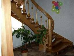 Установка и обшивка лестниц деревом.