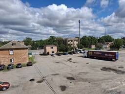 Велика територія, будівлі під офіс, гараж