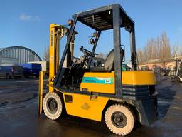 Вилочный бензиновый автопогрузчик Komatsu на немаркой цельнолитой резине.