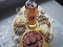 Винный столик деревянный под бокал вина. столик для закусок