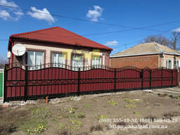 Ворота и забор из профнастила. Ворота с ковкой. Забор с ковкой