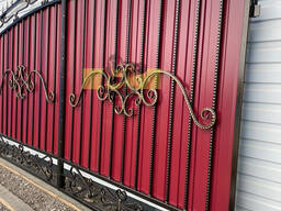 Ворота распашные из профлиста с кованными элементами