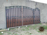 Распашные ворота кованые с профнастилом и калиткой - фото 3