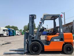 Вилковий автопогрузчик Nissan, вагонник, з бічним зміщенням. Напрацювання 5837 мотогодин.