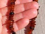 Яскравий янтарний браслет із натурального бурштину благородних коньячних вишневих відтінкі - фото 3