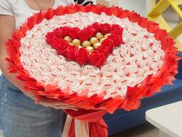 Сладкий мега букет на презент с конфетами Raffaello, Ferrero и розами сердце в Польша