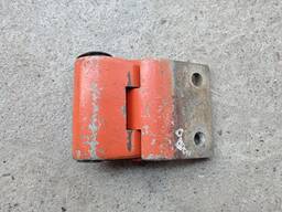 Завіса передньої дверки ліва верхня Мерседес 609 - 814. На реставрацію.