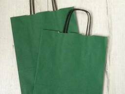 Зеленые бумажные пакеты из крафт-бумаги с кручеными бумажным