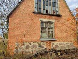 Земельна ділянка з будинком під ремонт в Жуках!