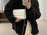 Женская маленькая классическая белая сумочка на цепочке клатч в клетку белый - фото 4
