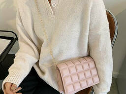 Женская маленькая классическая розовая сумочка на цепочке клатч в клетку розовый